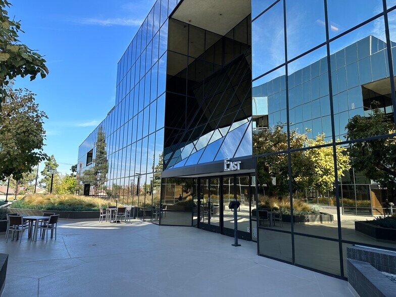 10540 Talbert Ave, Fountain Valley, CA à louer - Photo du bâtiment - Image 2 de 18