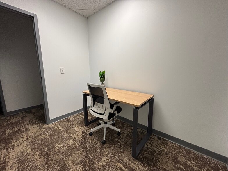 7965 N High St, Columbus, OH à louer - Photo du bâtiment - Image 3 de 28