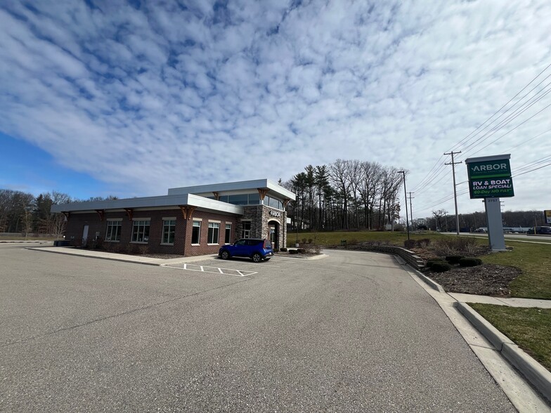 2757-2775 44th St NW, Grand Rapids, MI for lease - Building Photo - Image 1 of 8