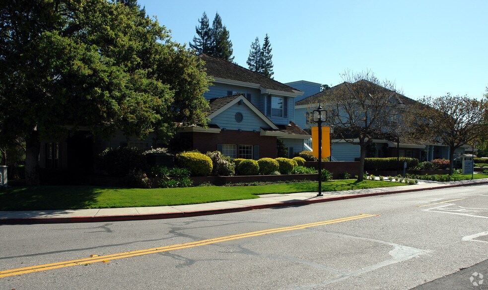 1 1st St, Los Altos, CA à louer - Photo du bâtiment - Image 2 de 4