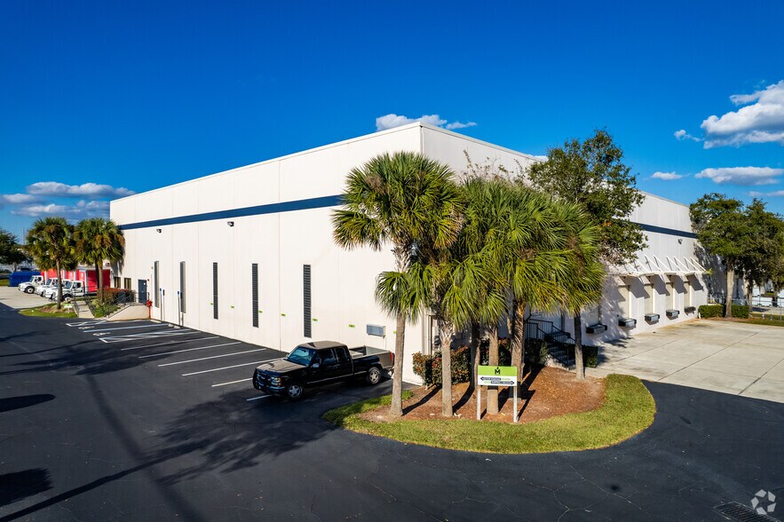4515 Metric Dr, Winter Park, FL à louer - Photo du bâtiment - Image 3 de 6