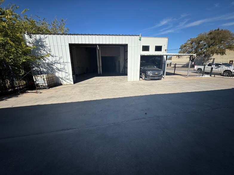 11211 Ables Ln, Dallas, TX for sale - Building Photo - Image 2 of 11