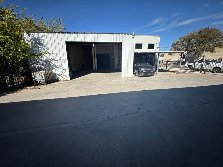 11211 Ables Ln, Dallas, TX à vendre - Photo du bâtiment - Image 2 de 11