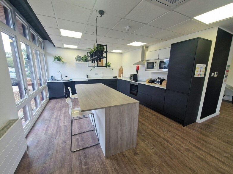 Waterberry Dr, Waterlooville à louer - Photo du bâtiment - Image 3 de 14