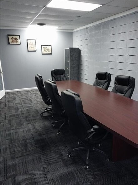 2102 N Oakland Ave, Decatur, IL for sale - Building Photo - Image 1 of 13