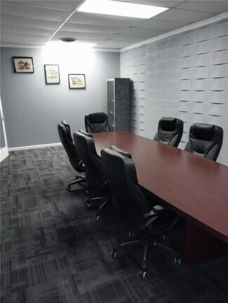 Plus de détails pour 2102 N Oakland Ave, Decatur, IL - Commerce de détail à vendre