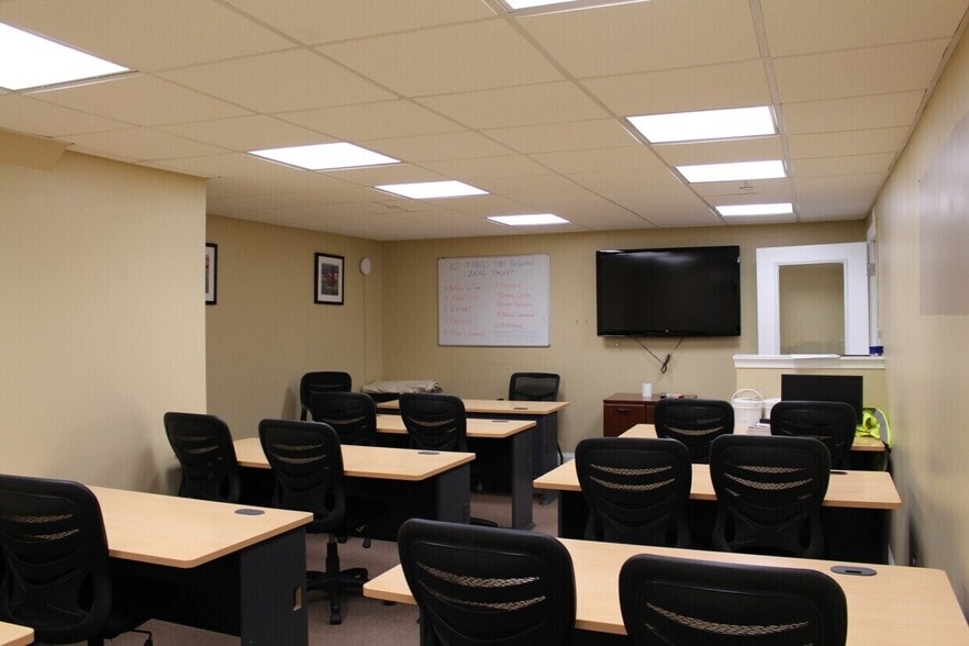 Units 4,5,6 & 7 portfolio of 4 properties for sale on LoopNet.ca - Interior Photo - Image 3 of 8