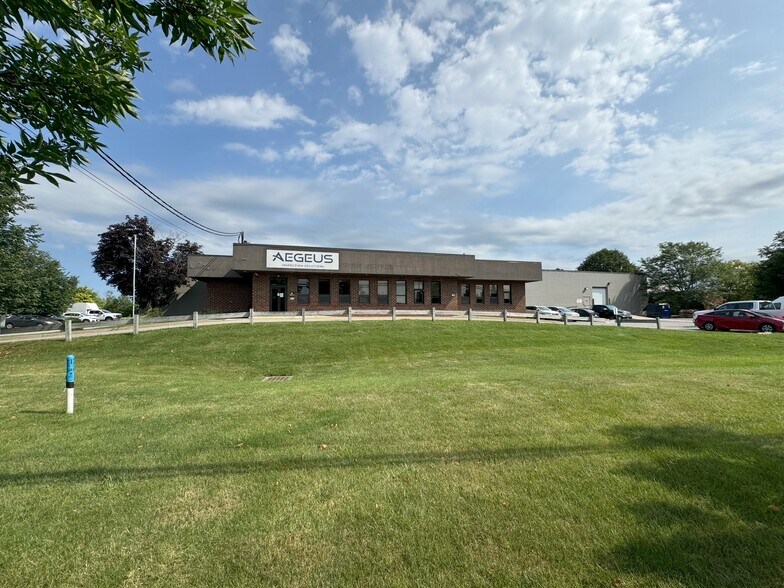 80 Lawrence Bell Dr, Williamsville, NY à vendre - Photo du bâtiment - Image 2 de 12