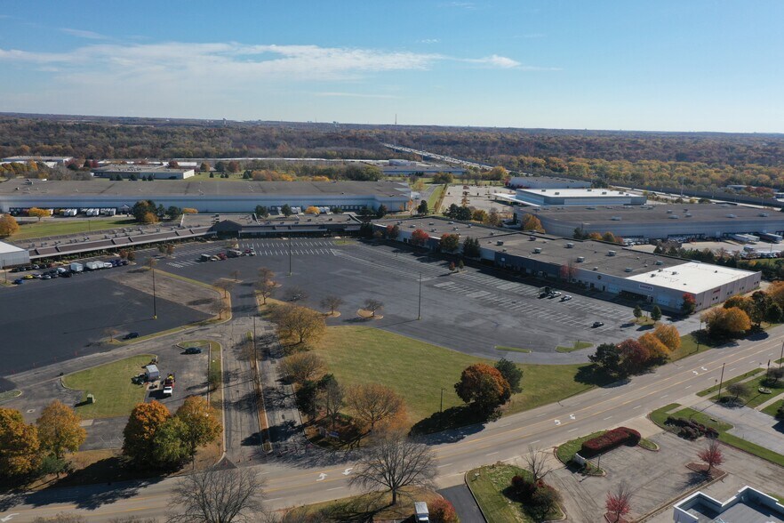 400-440 Airport Rd, Elgin, IL à louer - Photo du bâtiment - Image 3 de 7