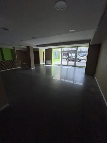 Commerce de détail dans Rueil-Malmaison à louer - Photo intérieure - Image 2 de 23