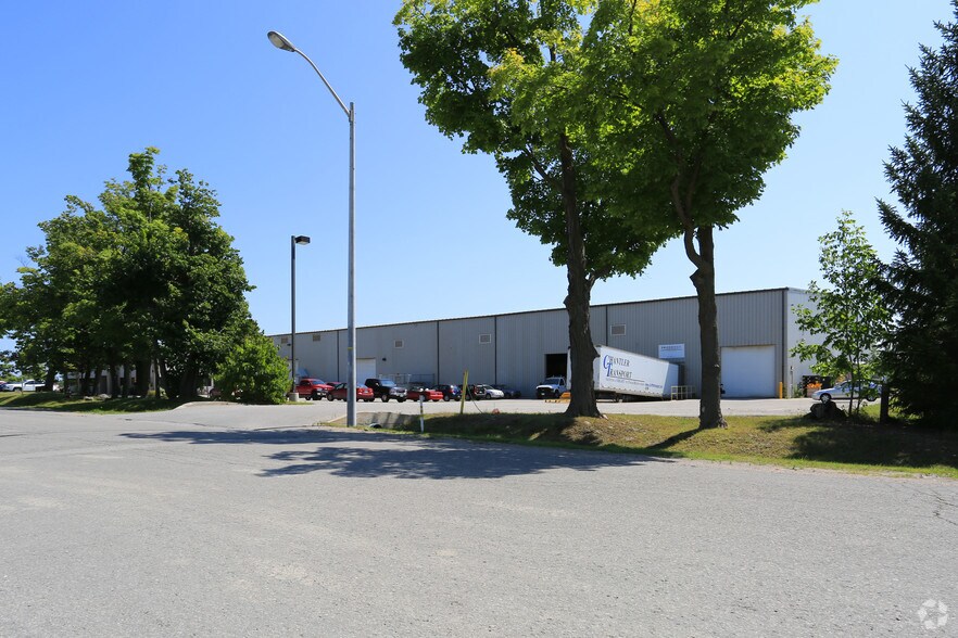111 Ellis Dr, Barrie, ON à louer - Photo du bâtiment - Image 2 de 2
