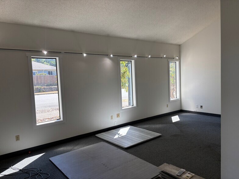 831 NE Avery St, Newport, OR à louer - Photo du bâtiment - Image 3 de 6