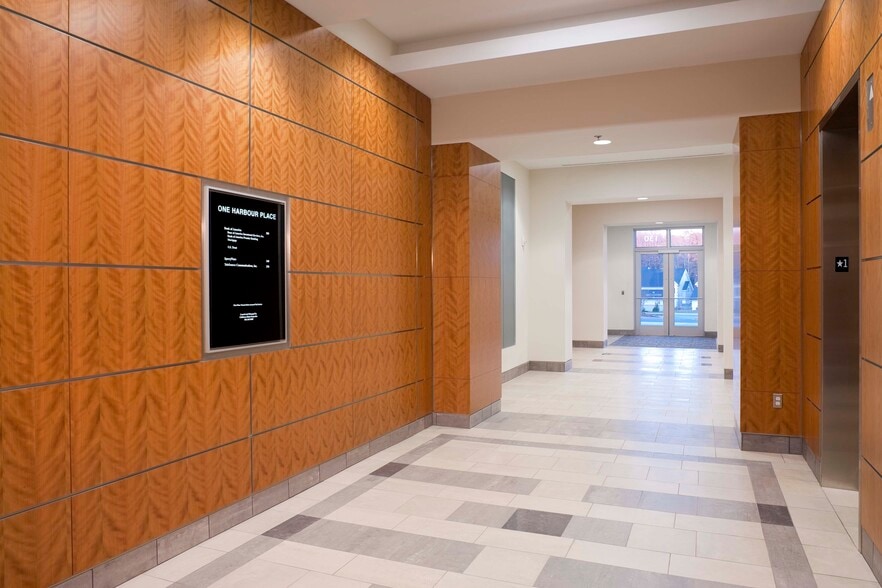 130 Harbour Place Dr, Davidson, NC for lease - Interior Photo - Image 2 of 4