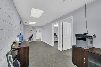 3S340 Rockwell St, Warrenville, IL à louer Photo intérieure- Image 2 de 7