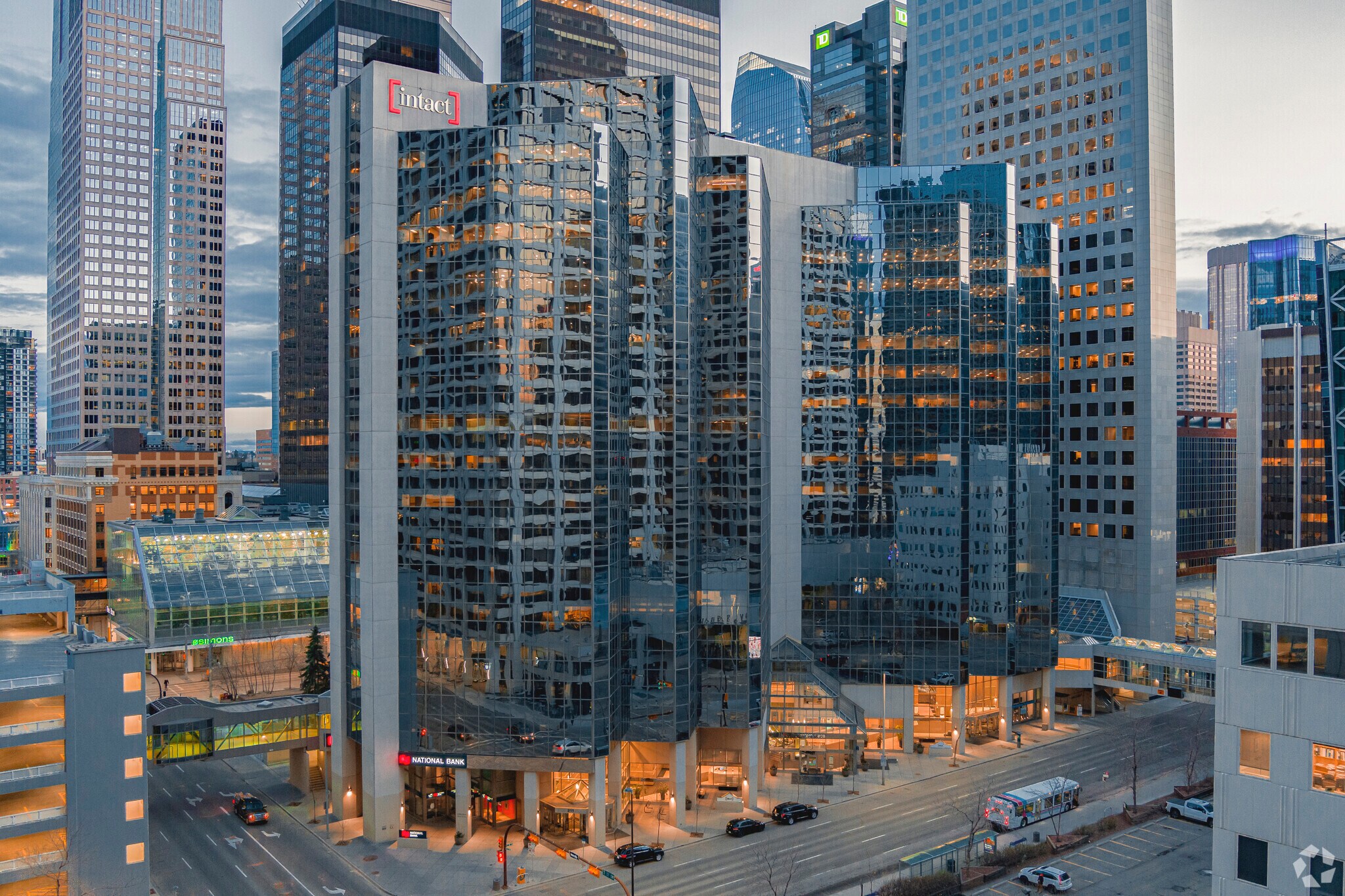 311 6th Ave SW, Calgary, AB à louer Photo du bâtiment- Image 1 de 7