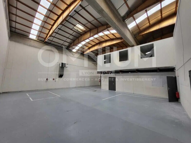 Flex in Dardilly for lease - Interior Photo - Image 2 of 9