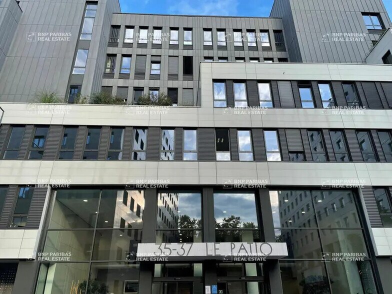 Bureau dans Villeurbanne à louer - Photo du bâtiment - Image 1 de 19