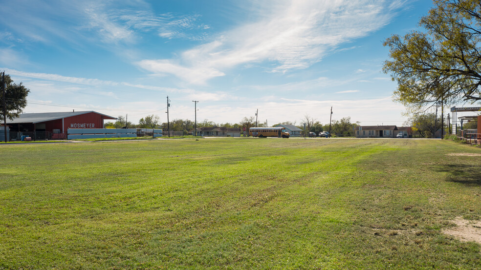 509 S Storts St, Poth, TX à vendre - Photo du bâtiment - Image 2 de 9