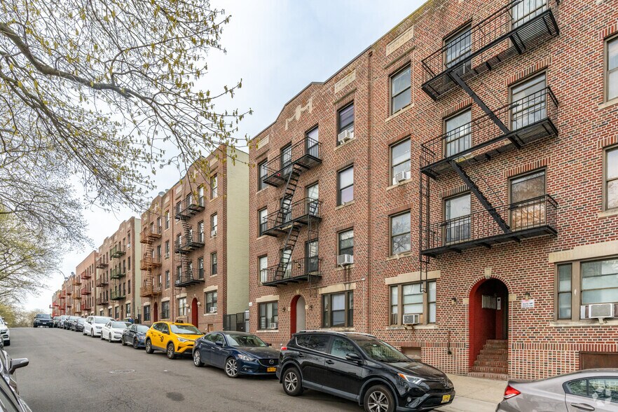 21-51 27th St, Astoria, NY à vendre - Photo du bâtiment - Image 3 de 6