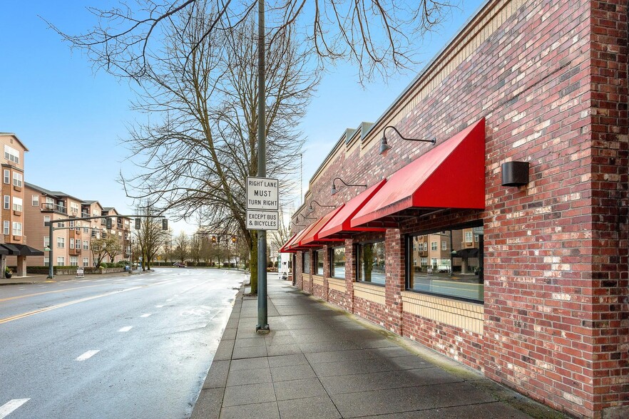 1439 Halsey St, Portland, OR for lease - Building Photo - Image 2 of 7