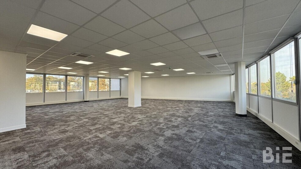 21 Avenue De Canteranne, Pessac for lease - Interior Photo - Image 3 of 16