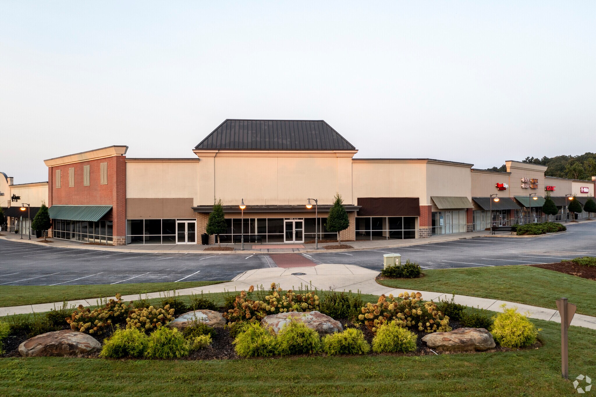 4421-4445 Creekside Ave, Hoover, AL for lease Primary Photo- Image 1 of 8