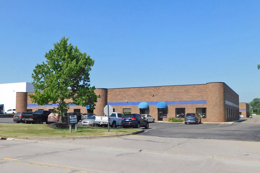 23933-23973 Research Dr, Farmington Hills, MI for lease - Building Photo - Image 1 of 4