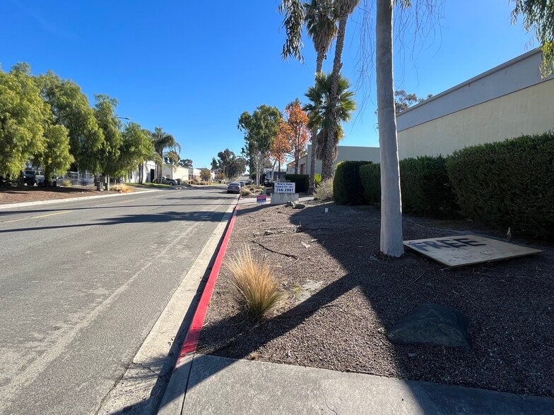 861 E Rancheros Dr, San Marcos, CA à louer - Photo du bâtiment - Image 2 de 12