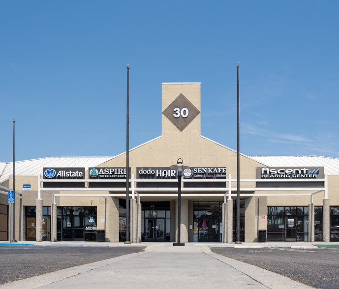 30 Centerpointe Dr, La Palma, CA à vendre - Photo du bâtiment - Image 2 de 12