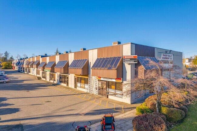 Plus de détails pour 13369-13399 72 Av, Surrey, BC - Industriel à vendre