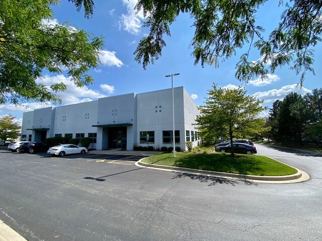 545 Willowbrook Centre Pky, Willowbrook, IL for lease - Building Photo - Image 1 of 3