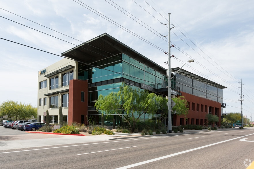 5055 E Washington St, Phoenix, AZ à louer - Photo du bâtiment - Image 2 de 8