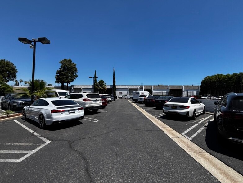 6656 Valjean Ave, Van Nuys, CA à louer - Photo du bâtiment - Image 3 de 5