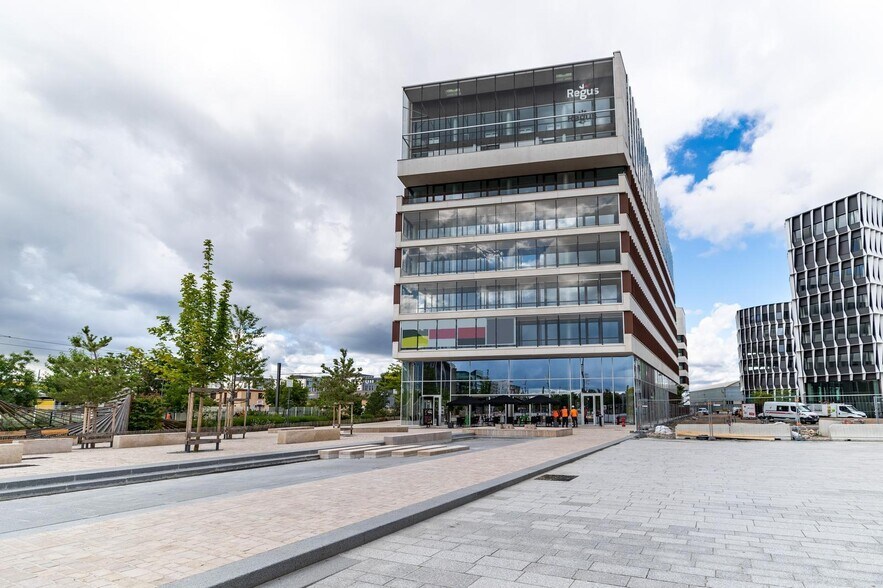 1 Esplanade Miriam Makeba, Villeurbanne à louer - Photo du bâtiment - Image 3 de 39
