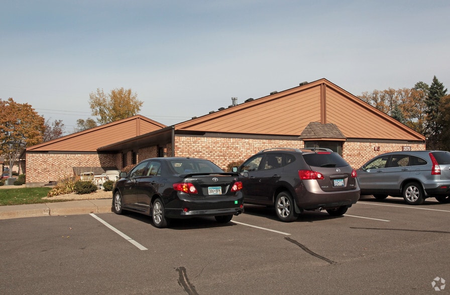 2575 N Hamline Ave, Roseville, MN for sale - Building Photo - Image 2 of 2