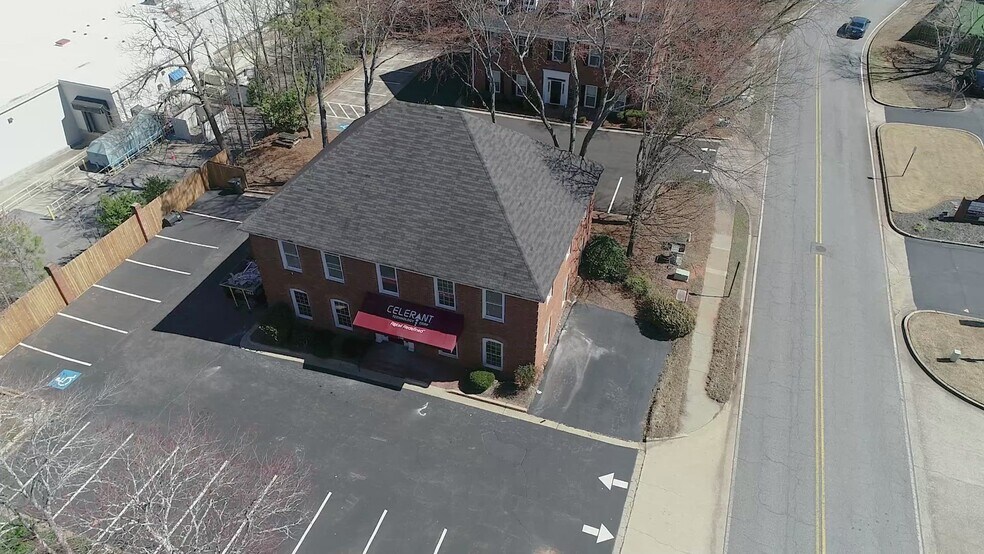 610 Colonial Park Dr, Roswell, GA à louer - Vidéo sur l’inscription commerciale - Image 2 de 13