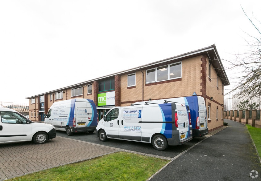 101-104 Love Ln, Cirencester for lease - Building Photo - Image 3 of 21