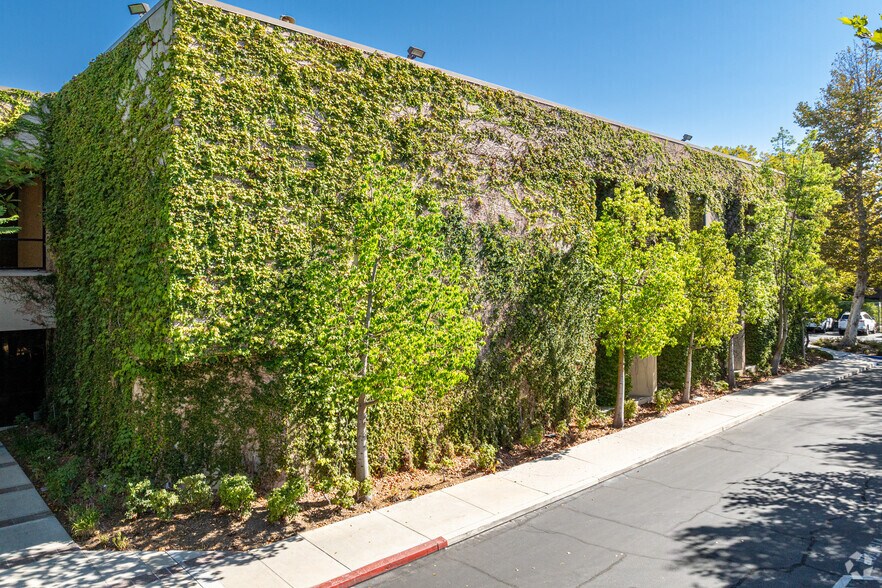 21255 Califa St, Woodland Hills, CA à vendre - Photo du bâtiment - Image 3 de 5
