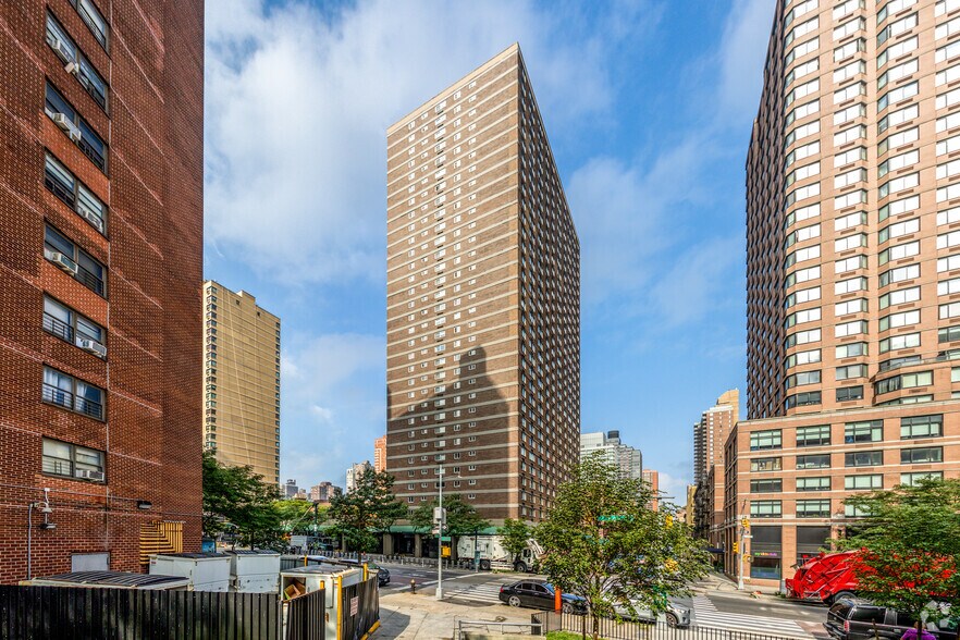 1797-1811 First Ave, New York, NY à louer - Photo principale - Image 1 de 6