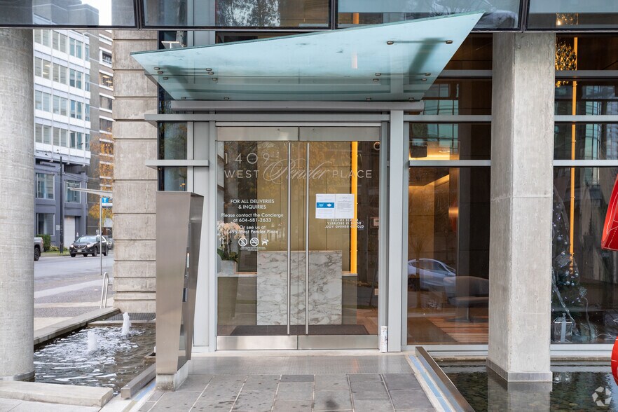 1499 Pender St W, Vancouver, BC à louer - Photo du bâtiment - Image 2 de 9