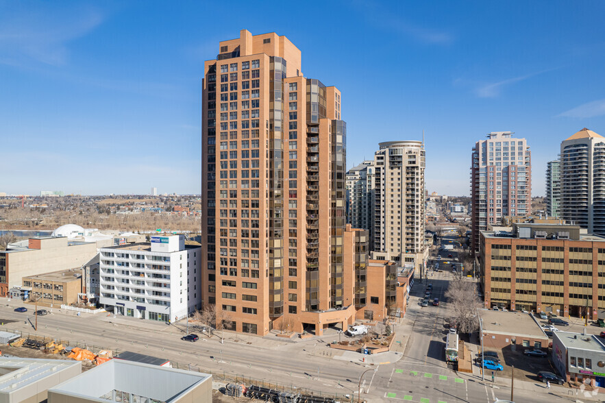 1100 8th Ave SW, Calgary, AB à vendre - Photo du bâtiment - Image 1 de 33