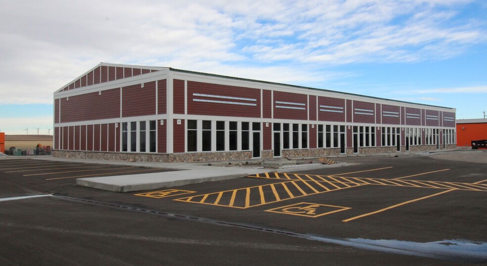 1050 Corner Mountain St, Pincher Creek, AB for lease - Building Photo - Image 1 of 4