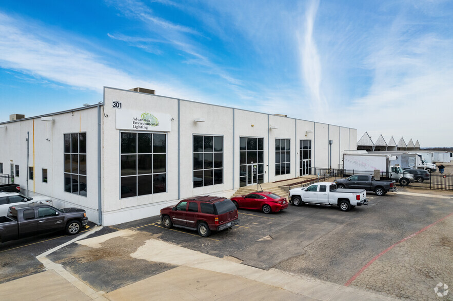 301 E Risinger Rd, Fort Worth, TX for lease - Building Photo - Image 1 of 7