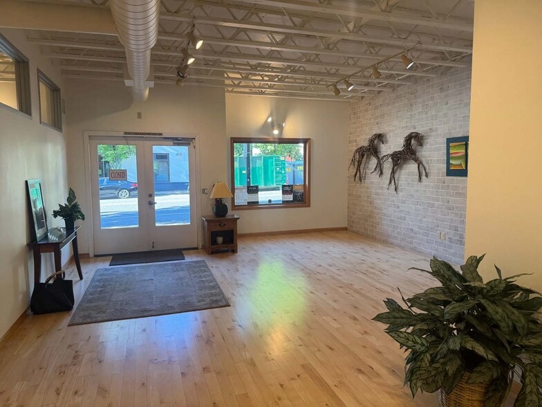 359 E Historic Columbia River Hwy, Troutdale, OR for lease - Interior Photo - Image 2 of 4