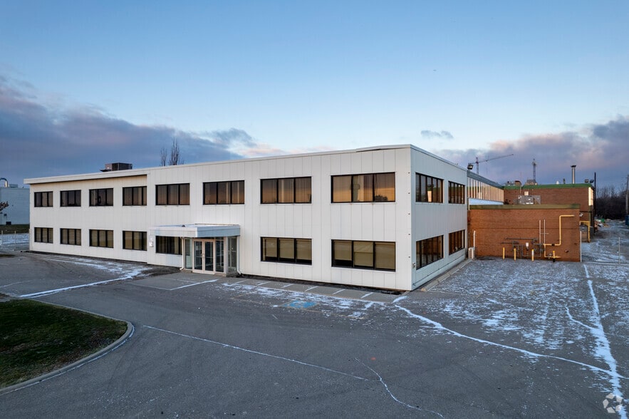 2185 N Sheridan Way, Mississauga, ON for sale - Primary Photo - Image 1 of 1