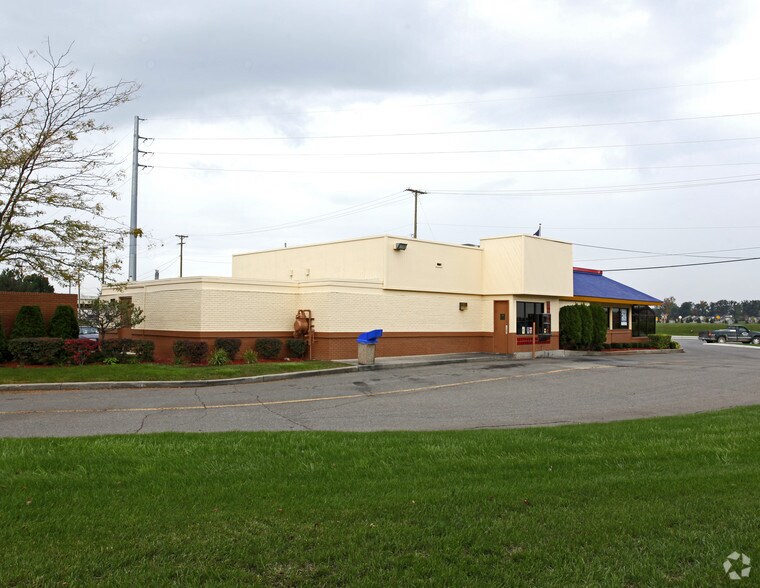 10382 Highland Rd, Hartland, MI à vendre - Photo du bâtiment - Image 2 de 2