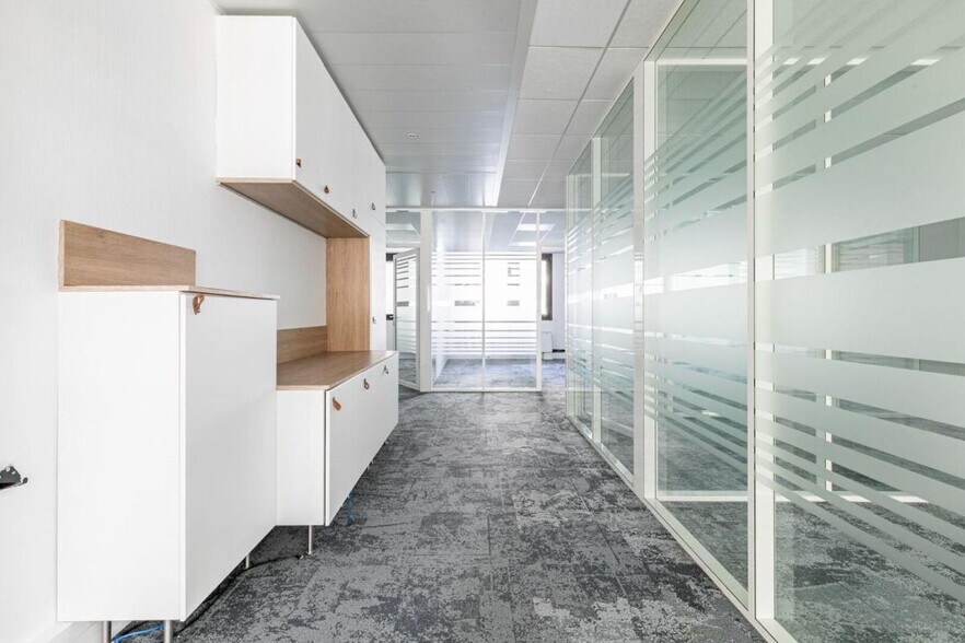 19 Rue D'Orleans, Neuilly-sur-Seine à louer - Photo du bâtiment - Image 2 de 14