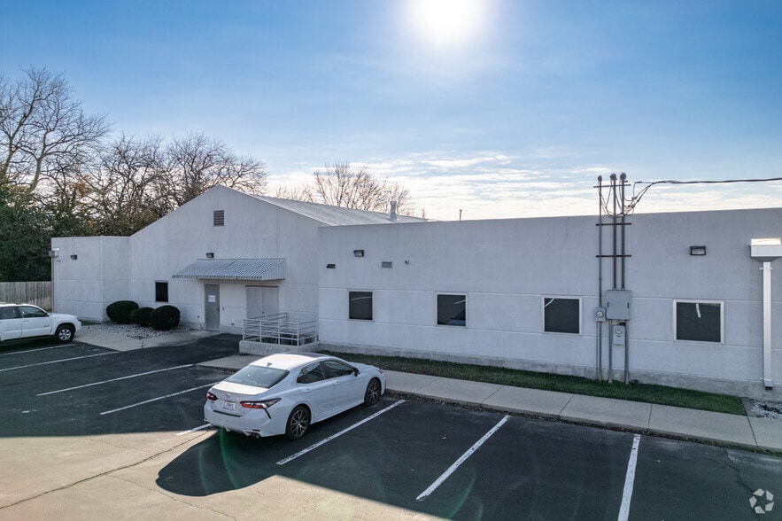 3057 E Cairo St, Springfield, MO for lease - Building Photo - Image 3 of 6