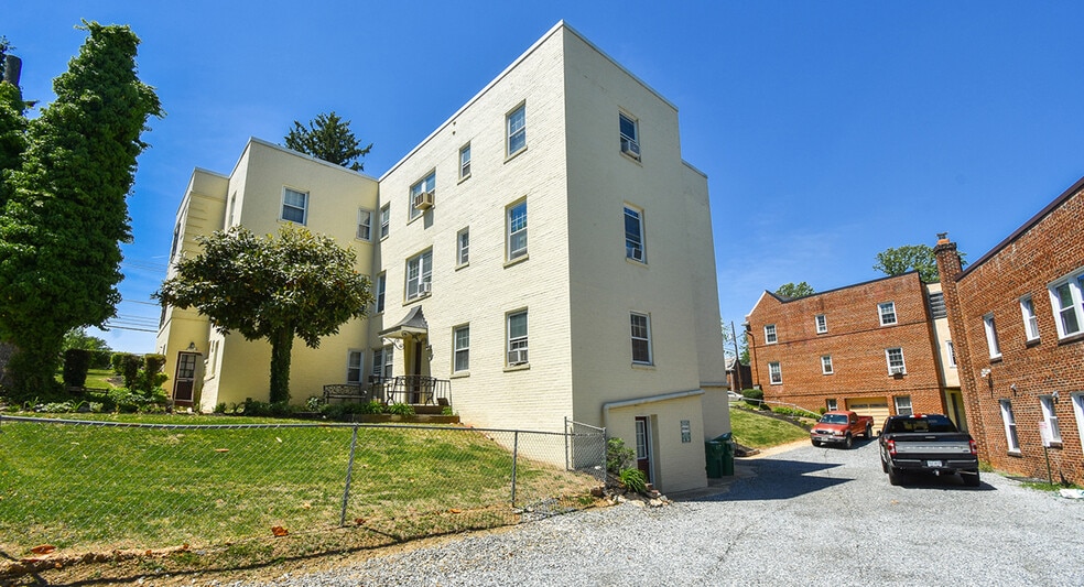8201 Schrider St, Silver Spring, MD à vendre - Photo du bâtiment - Image 2 de 2