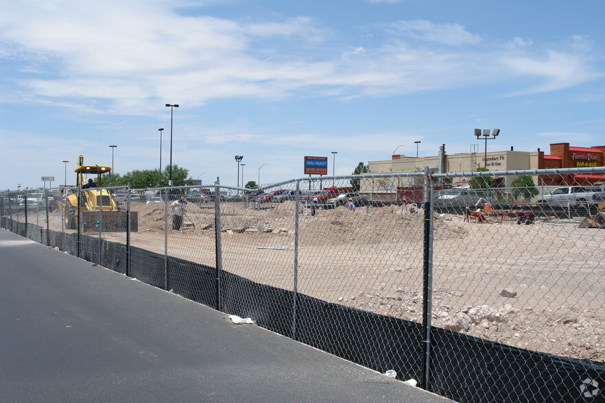 7411 N Mesa St, El Paso, TX à vendre - Photo du bâtiment - Image 3 de 4